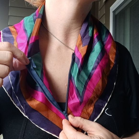 Rare vintage zippered neck scarff in brilliant green, pink, blue - Picture 3 of 3
